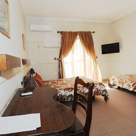 Hotel De La Poste Сен-Луи Экстерьер фото