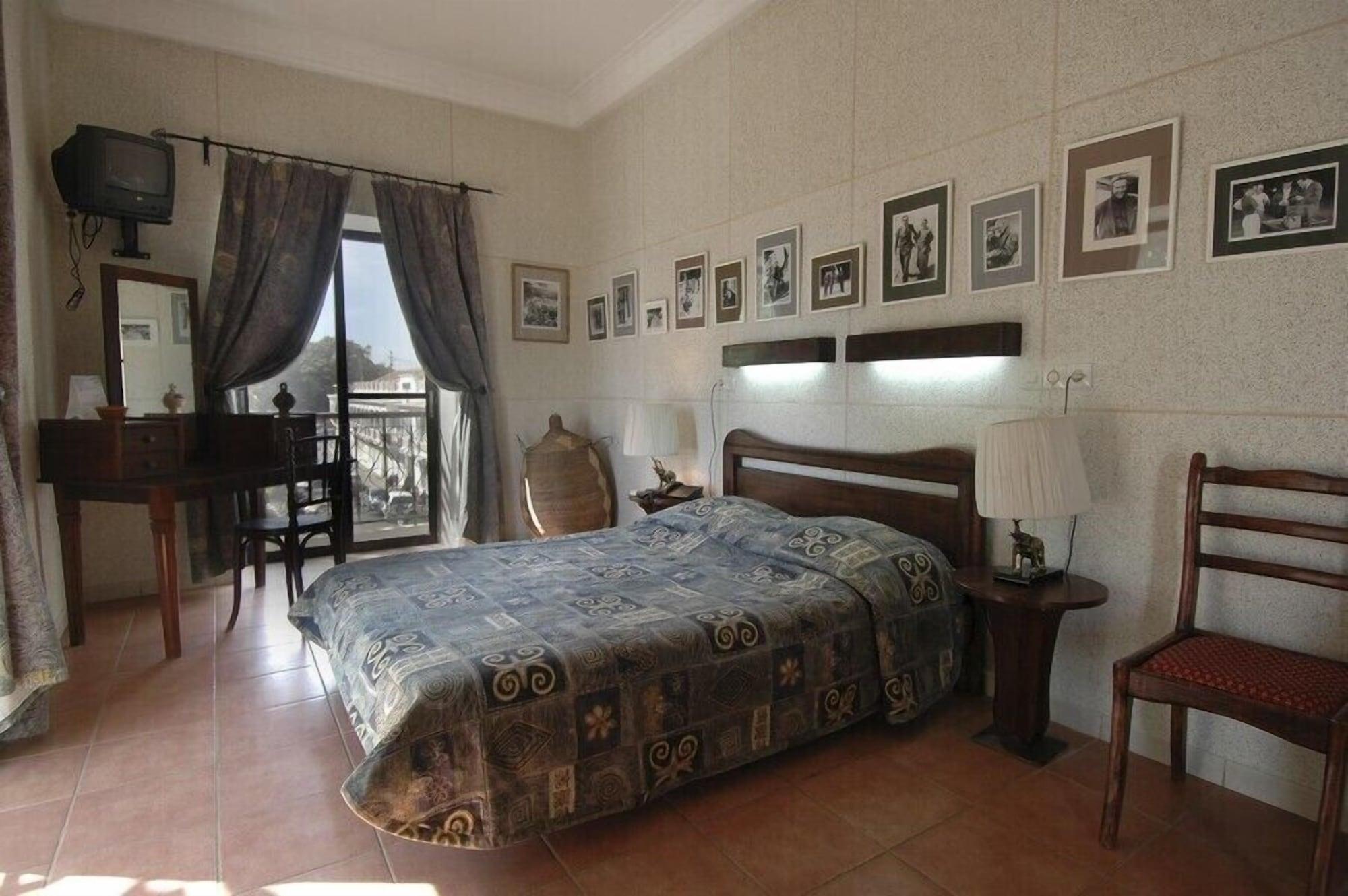 Hotel De La Poste Сен-Луи Экстерьер фото