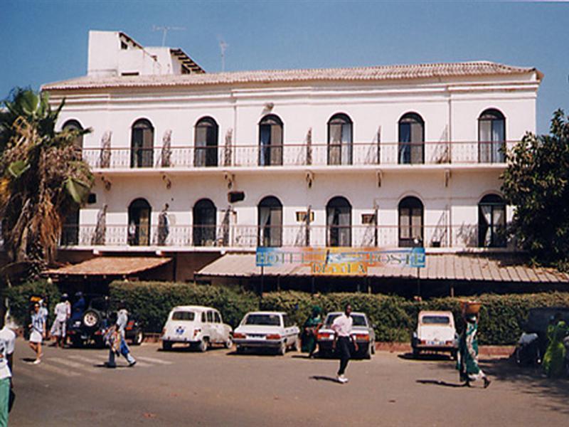 Hotel De La Poste Сен-Луи Экстерьер фото