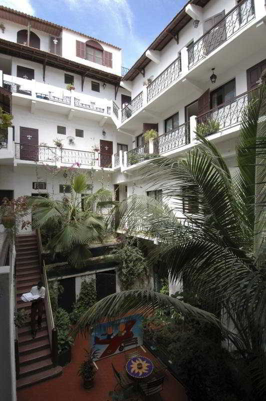 Hotel De La Poste Сен-Луи Экстерьер фото